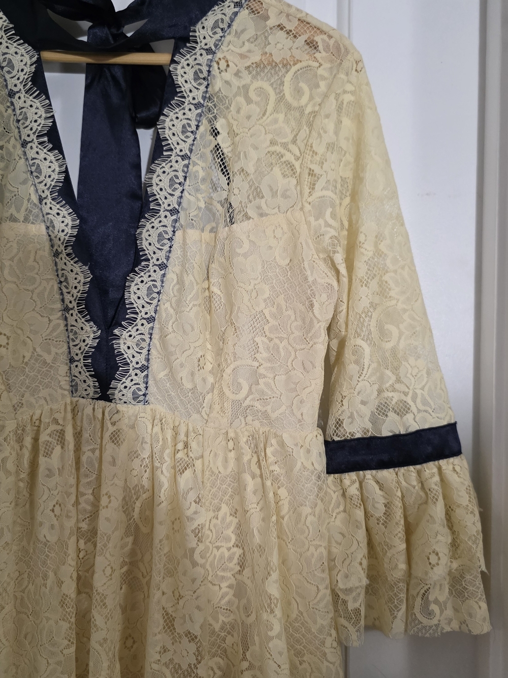 Free People Cream Lace Dress Navy Choker Tie Open Back Bell Sleeve Medium - Picture 9 of 16